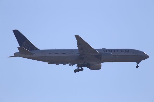 Boeing 777-200 (N784UA)