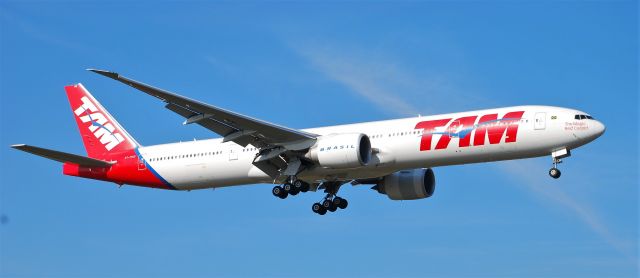 BOEING 777-300 (PT-MUG) - Taken from the threshold of 29L