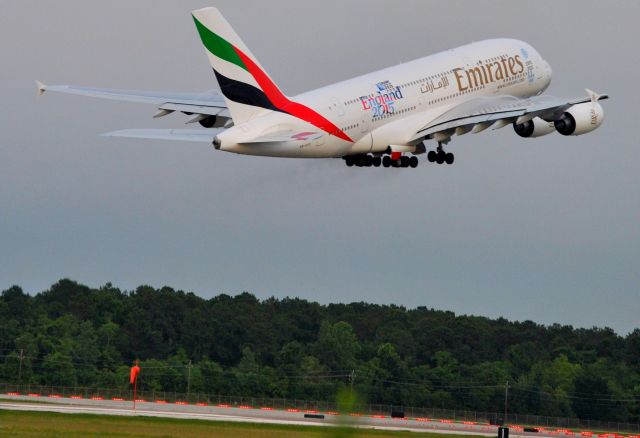 Airbus A380-800 (A6-EOC) - If you look closely, you can see the brake dust coming off the main gear