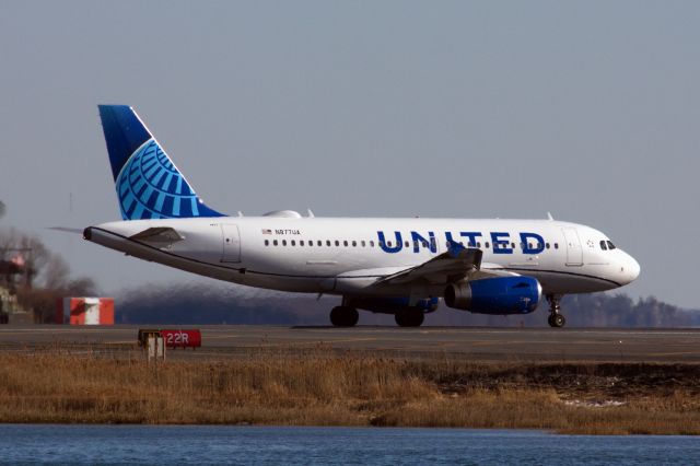 Airbus A319 (N877UA)