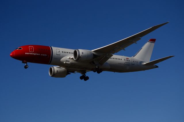 Boeing 787-8 (EI-LNC) - Norwegian 787-8 lands 24R @ LAX.  (#EI-LNC)