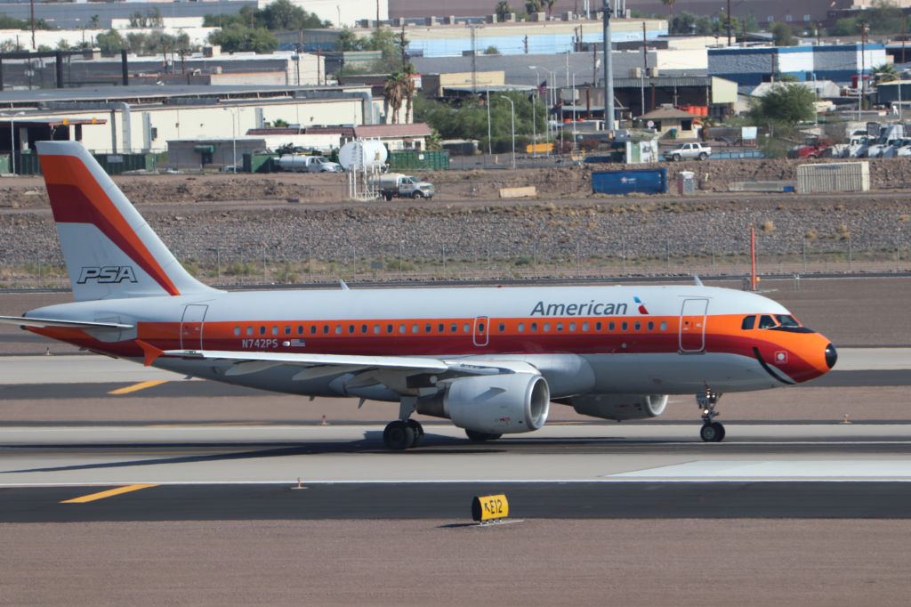 Airbus A319 (N742PS)