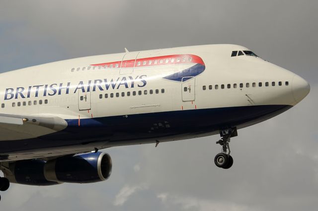 Boeing 747-400 (G-BNLW)