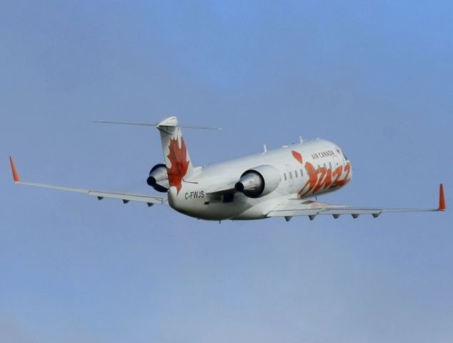 Canadair Regional Jet CRJ-200 (C-FWJS)