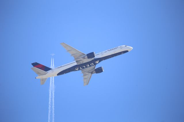 Boeing 757-200 (N664DN)