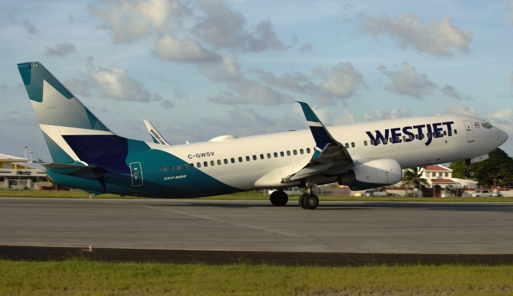 Boeing 737-800 (C-GWSV)