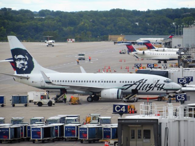 Boeing 737-700 (N622AS) - Alaska Airlines (AS) N622AS B737-790 [cn30165]br /Minneapolis (MSP). Alaska Airlines flight AS37 preparing for departure to Seattle Tacoma (SEA) surrounded by a Delta landscape at their MSP hub.  Alaskan revealed a new, blue and white livery in January 2016 being rolled out across the fleet.br /Taken from Terminal 1 Lindbergh Car Parkbr /2014 09 11  a rel=nofollow href=http://alphayankee.smugmug.com/Airlines-and-Airliners-Portfolio/Airlines/AmericasAirlines/Alaska-Airlines-AS/i-qdKw2Mshttps://alphayankee.smugmug.com/Airlines-and-Airliners-Portfolio/Airlines/AmericasAirlines/Alaska-Airlines-AS/i-qdKw2Ms/a