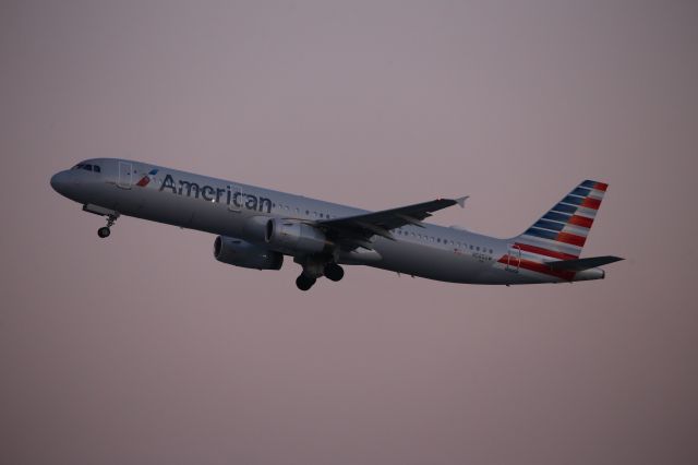Airbus A321 (N585UW)