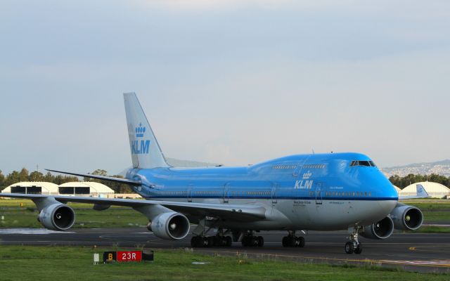 Boeing 747-400 (PH-BFW) - Your Majestybr /City of Shanghaibr /MEX-Licenciado Benito Juarezbr /Canon EOS-7D