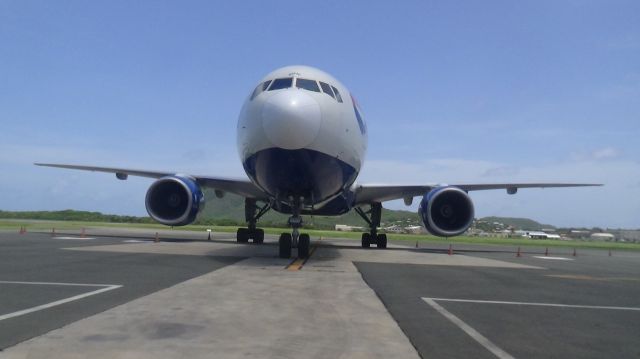 Boeing 777-200 (G-YMMF)