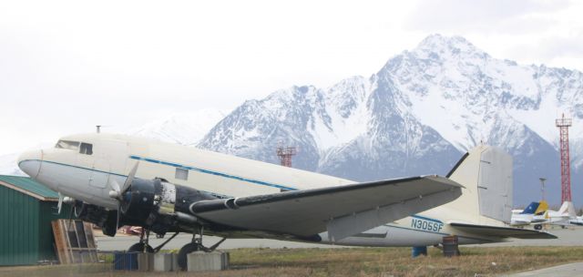 Douglas DC-3 (N305SF)