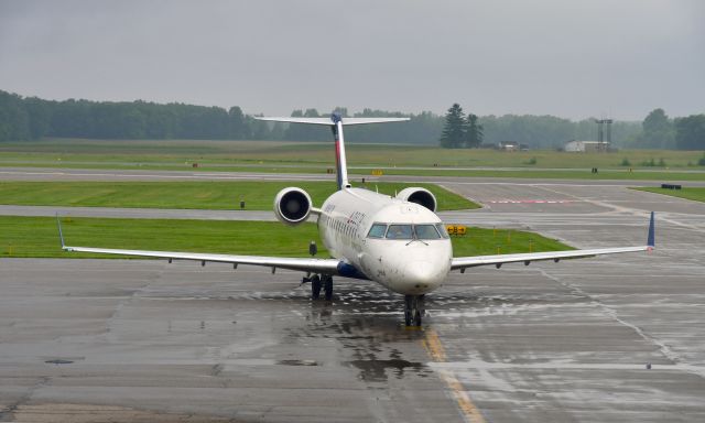 Canadair Regional Jet CRJ-200 (N8968E) - Delta Bombardier CRJ-200LR N8968E in Lansing