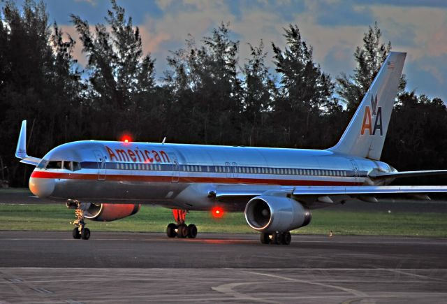 Boeing 757-200 (N172AJ) - American Airlines Boeing 757-223 N172AJ (cn 32400/1012)  San Juan - Luis Munoz Marin International (SJU / TJSJ) Puerto Rico, 2009  Aeroparque Photo : Tomás Del Coro