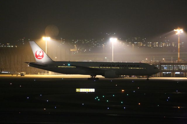 Boeing 777-200 (JA8982)