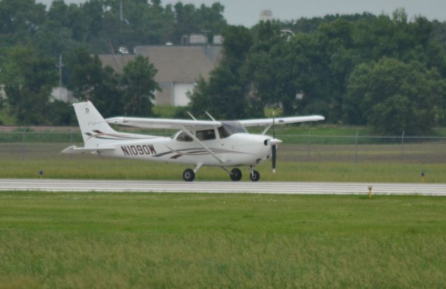 Cessna Skyhawk (N1090W) - N1090w departing on Runway 15 in Sioux Falls SD on 6-12-15 for training flight