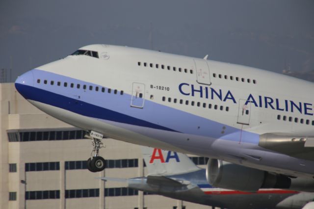 Boeing 747-400 (B-18210)