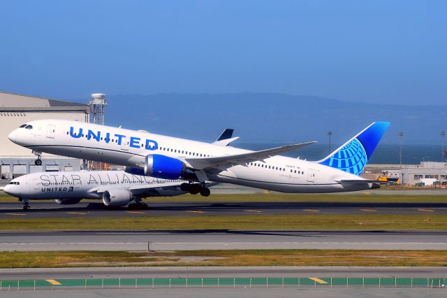 Boeing 787-9 Dreamliner (N29975) - Double United action at KSFO! Boeing 777-200ER N77022 with the Star Alliance livery exits 28R while Boeing 787-9 Dreamliner N29975 lifts off of 28L.