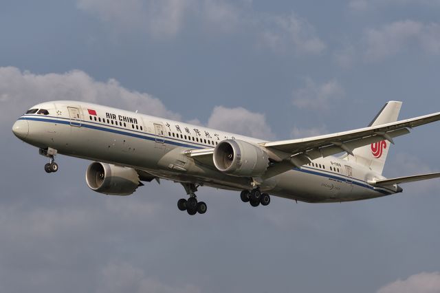 Boeing 787-9 Dreamliner (B-1368) - 20th March, 2022: Flight CA 645 from Chongching International Airport in central China on short finals top runway 27L at London Heathrow.