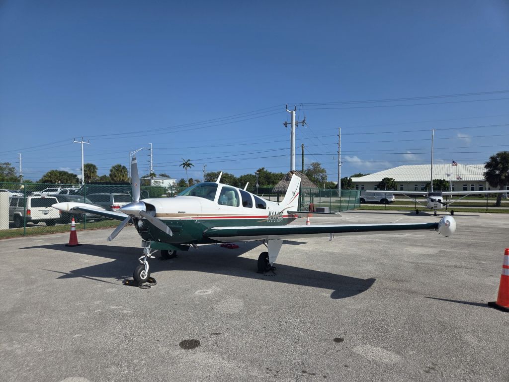Beechcraft Bonanza (33) (N444RG)