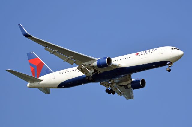 BOEING 767-300 (N192DN) - Kongelundsfortet RWY04L