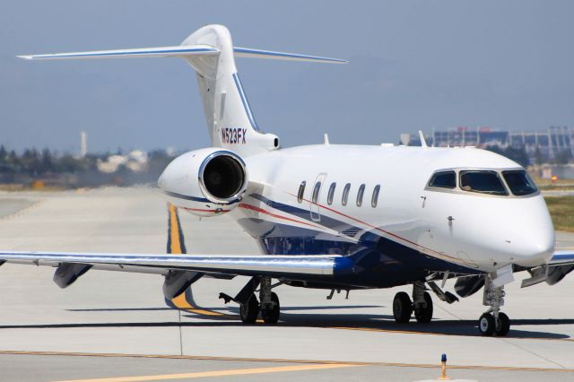 Bombardier Challenger 300 (N523FX)