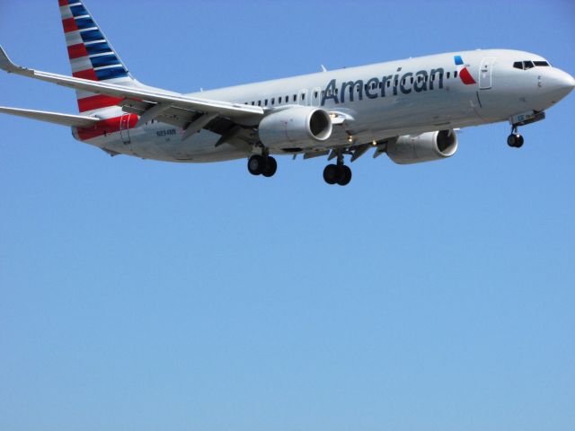 Boeing 737-800 (N894NN) - Landing on RWY 20R