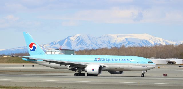 Boeing 777-200 (HL8075)