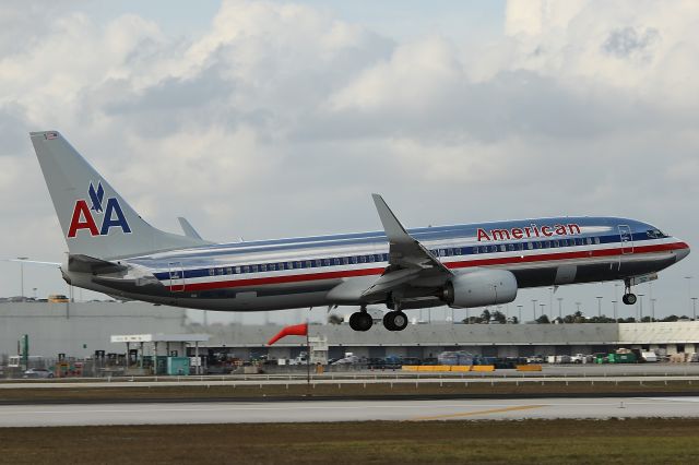 Boeing 737-800 (N917NN) - American flight 2290 from Henry E Rohlsen Airport on final for RWY 9. Taken from just east of El Dorado Furniture. 3/31/13