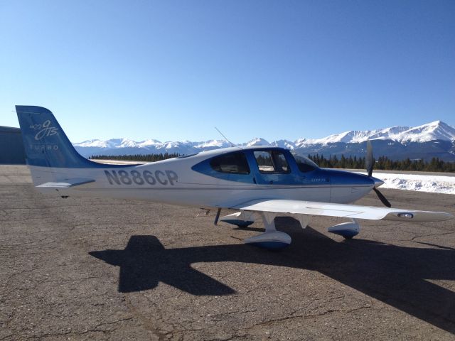 Cirrus SR-22 (N886CP) - N886CP at Leadville,CO (LEV) Highest paived airport