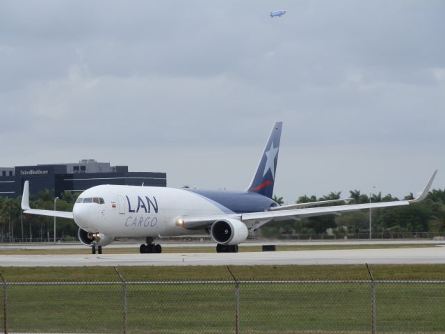 BOEING 767-300 (N418LA)