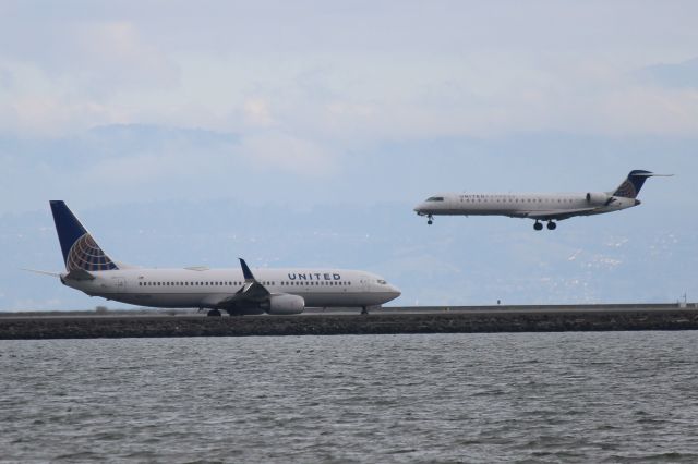 BOEING 737-400 (N76508)