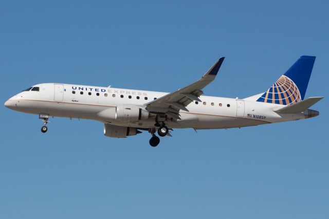 Embraer 170/175 (N108SY)