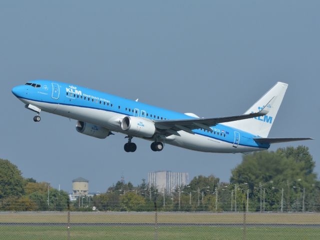 Boeing 737-800 (PH-BCK) - St. Magleby RWY22R