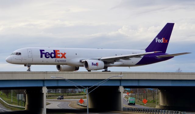 Boeing 757-200 (N937FD)