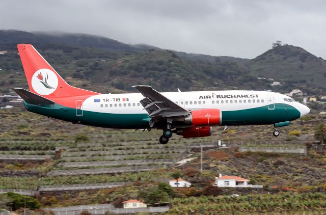 Boeing 737-800 (YR-TIB)