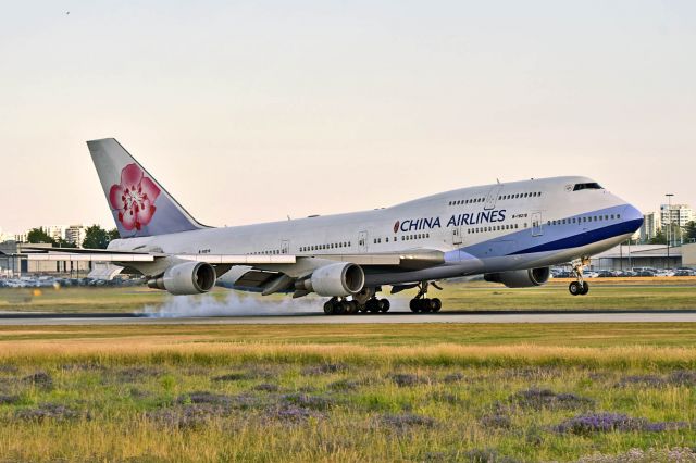 Boeing 747-400 (B-18210)