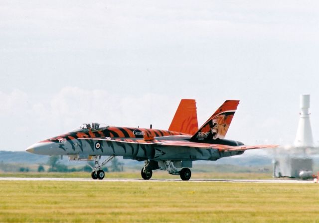 McDonnell Douglas FA-18 Hornet (18-8720)