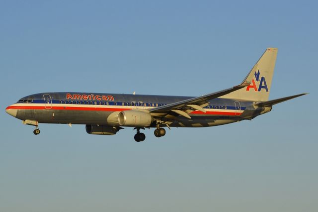 Boeing 737-800 (N889NN)