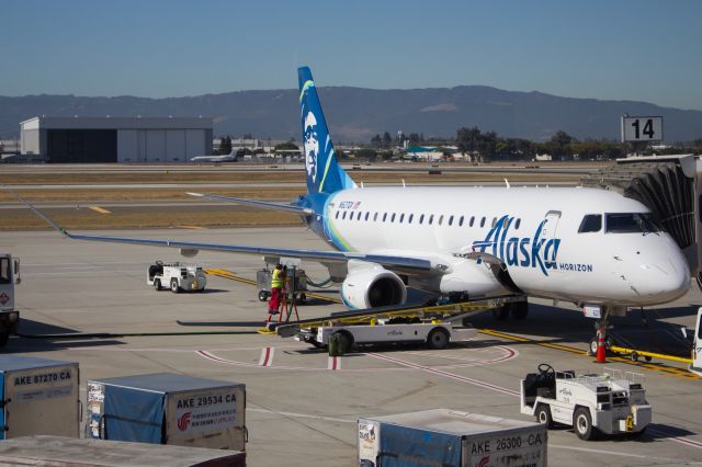 Embraer 170/175 (N627QX)