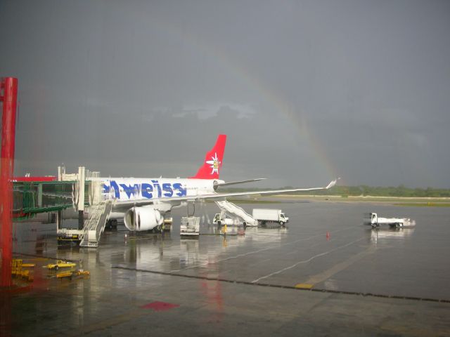 Airbus A330-200 (HB-IQI) - Bei strömendem Regen und mit Sonnenschein, steht der Airbus auf dem Vorfeld von  Varadero. Dahinter erhebt sich für kurze Zeit ein Regenbogen.