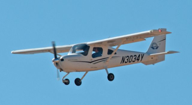 Cessna Skycatcher (N3034Y) - Aircraft on final to 09 at Carson City