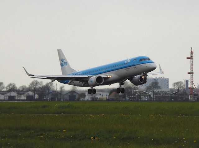 Embraer ERJ-190 (PH-EZS)