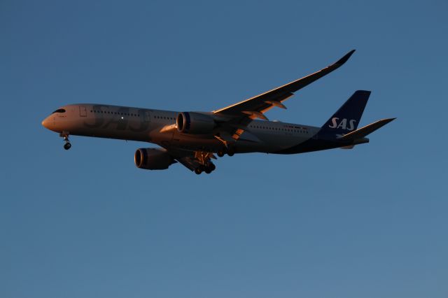 Airbus A350-900 (SE-RSA) - Landing 28C