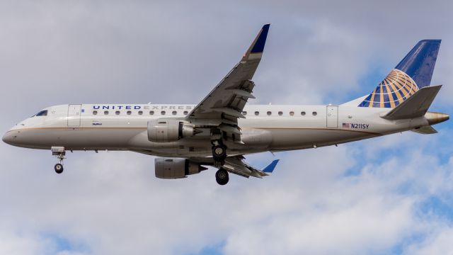 Embraer 175 (N211SY) - United Express E175, operated by SkyWest, arriving from Denver (23 May, 2021)