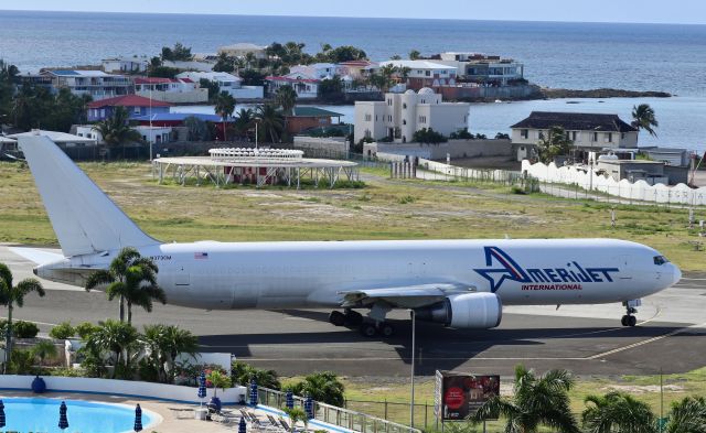 BOEING 767-300 (N373CM)