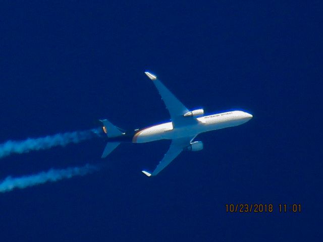 BOEING 767-300 (N330UP)