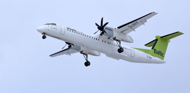 de Havilland Dash 8-400 (YL-BAE)