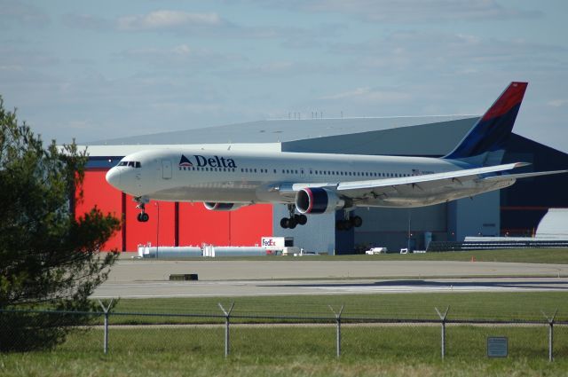 N186DN — - Delta 44 Heavy  18L landing