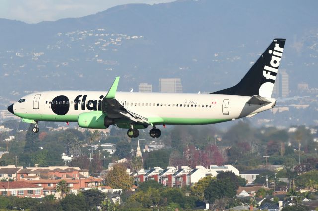 Boeing 737-800 (C-FFLJ)