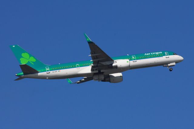 Boeing 757-200 (EI-LBS) - Ya just gotta love the Aer Lingus livery on the 757 - awesome!